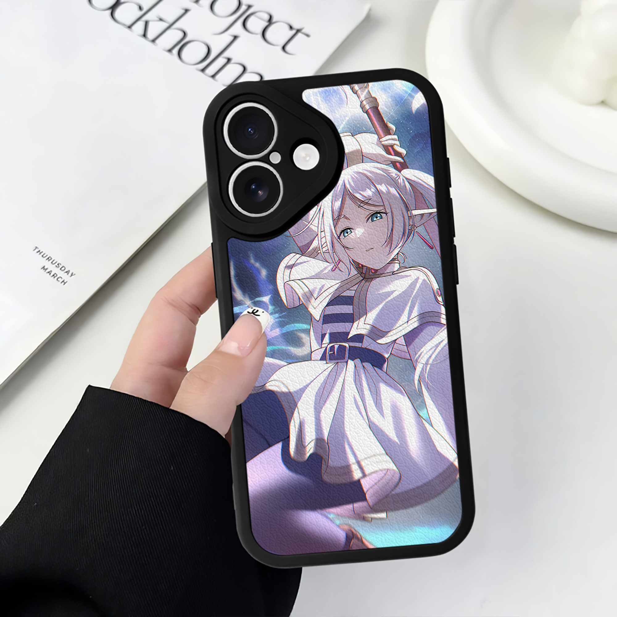 （画像用） 葬送のフリーレン Frieren 【iPhone 16シリーズ対応】シリコンスマホケース（レザー調） 材質：シリコン